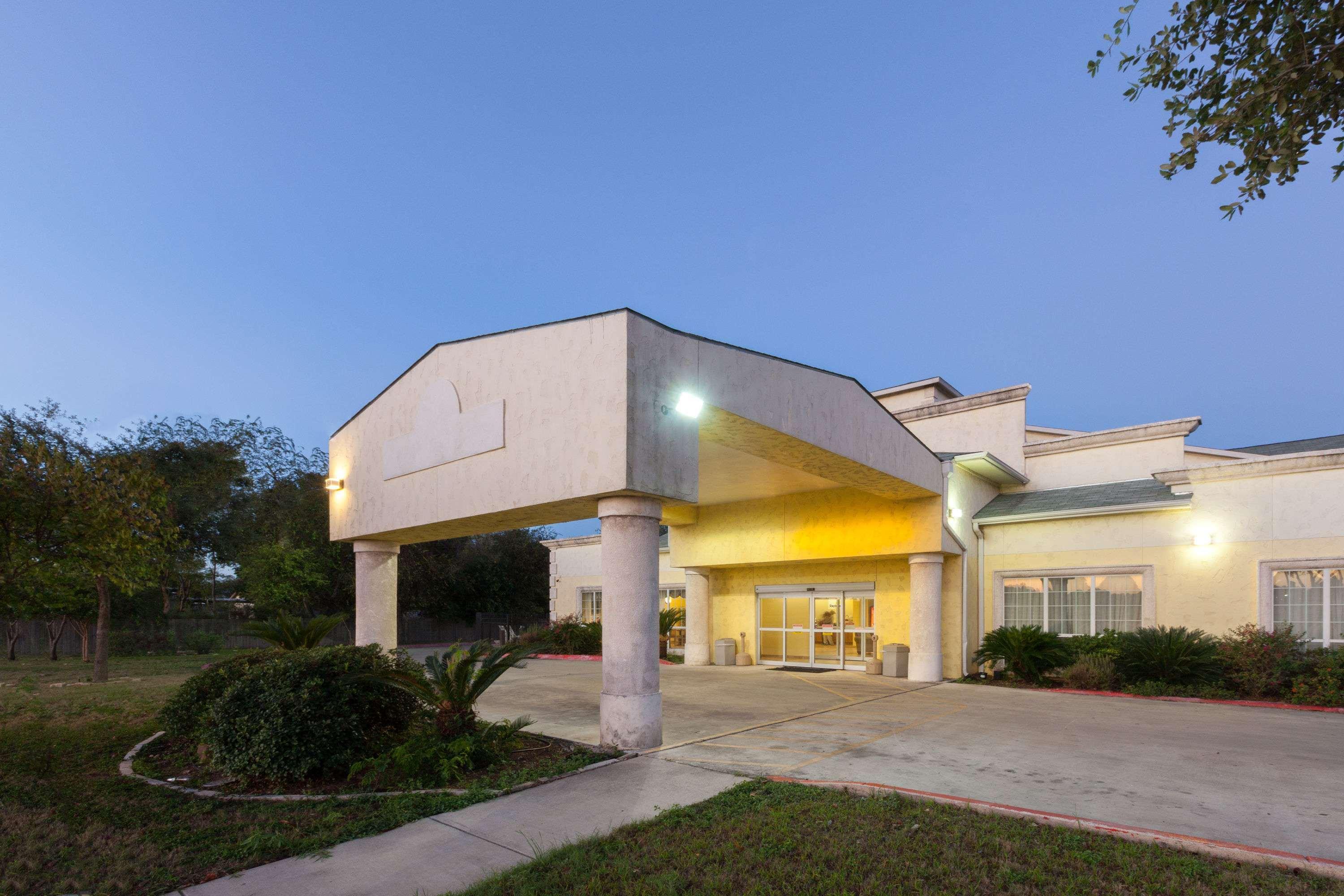 Days Inn By Wyndham San Antonio At Palo Alto Exterior photo