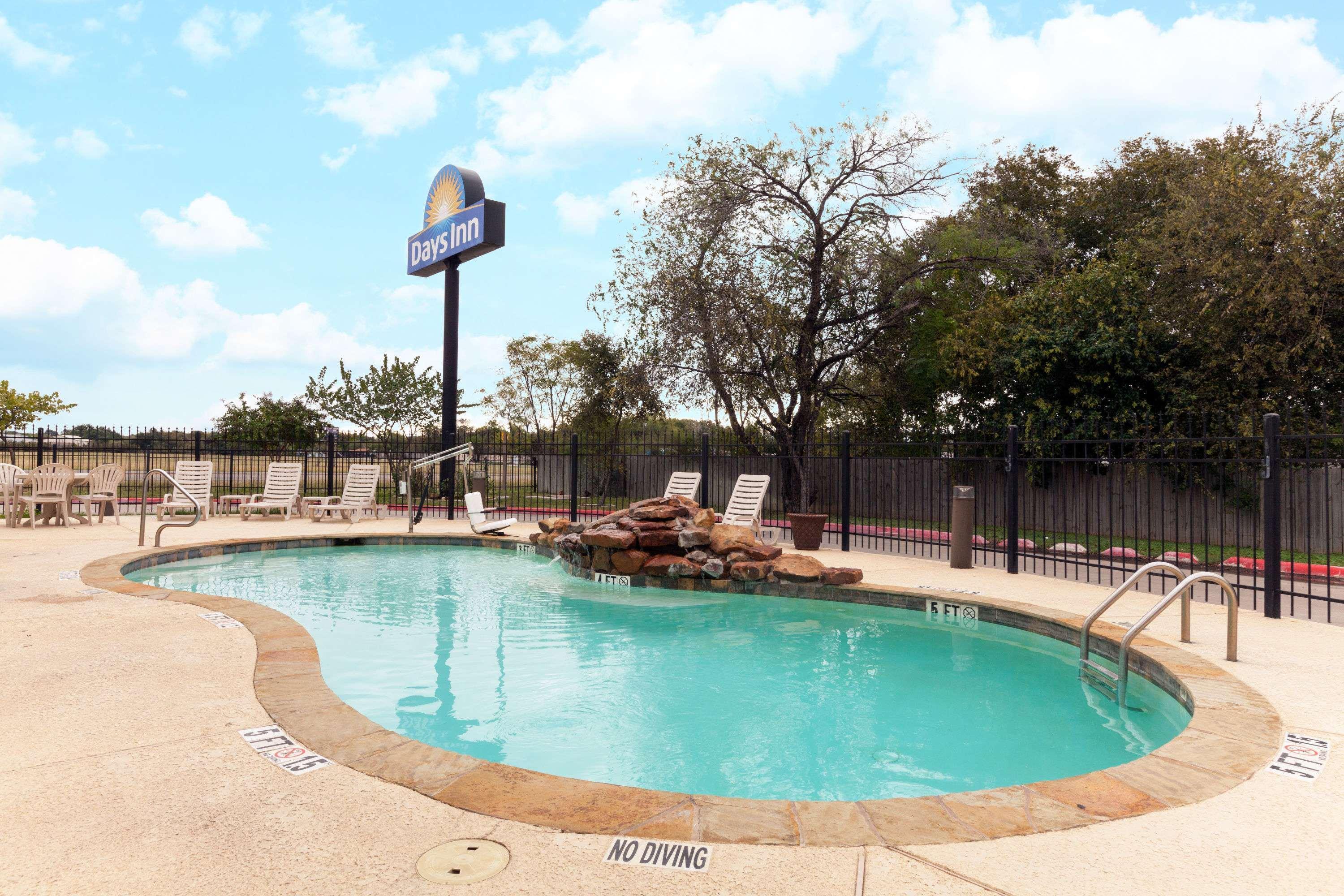 Days Inn By Wyndham San Antonio At Palo Alto Exterior photo