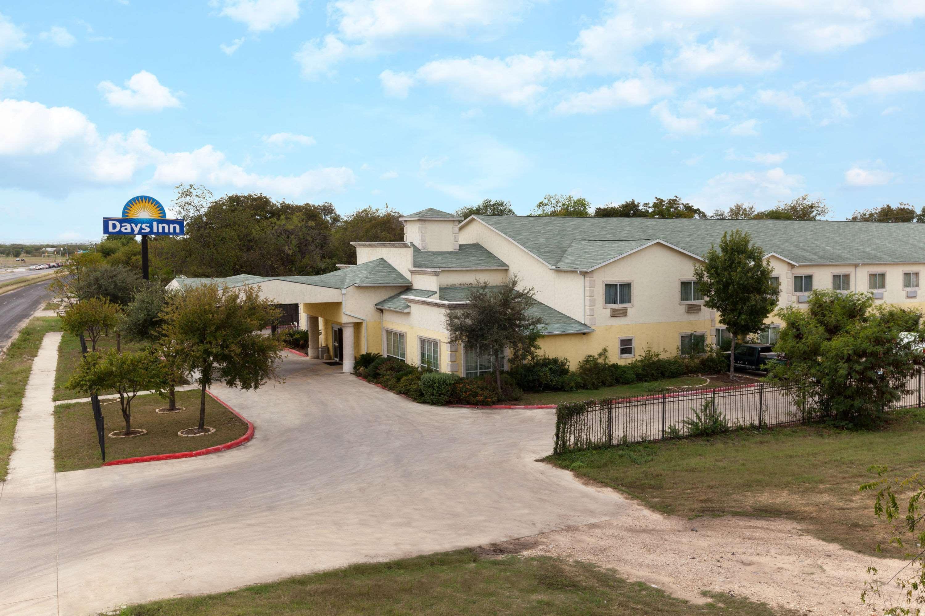 Days Inn By Wyndham San Antonio At Palo Alto Exterior photo