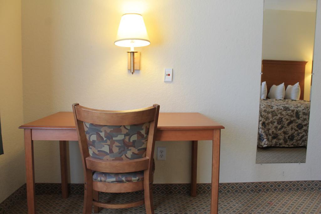 Days Inn By Wyndham San Antonio At Palo Alto Room photo